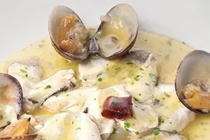 kokotxas al semi pil-pil con almejas